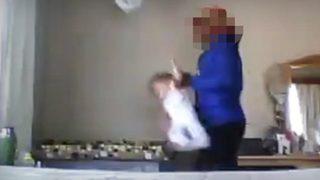 Bakıcısı bebeği yerden yere vurdu