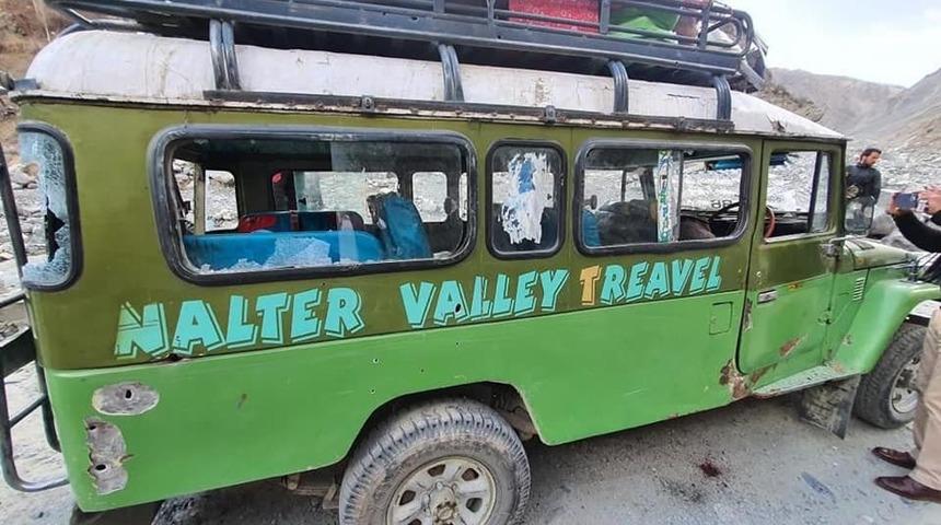 Pakistan&rsquo;da minib&uuml;se silahlı saldırı: 5 &ouml;l&uuml;, 7 yaralı