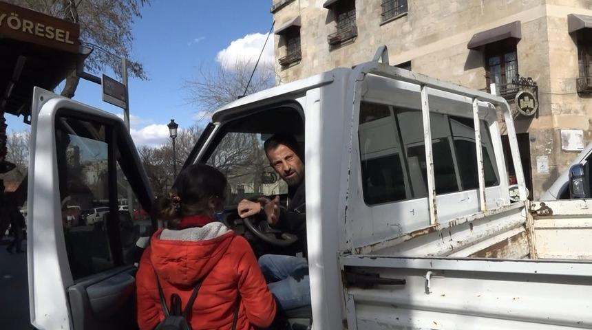 (&Ouml;zel) Karısı ile tartıştı kadınlar tepki g&ouml;sterdi