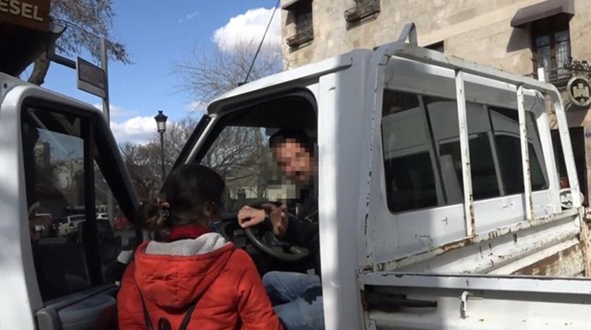 Sokak ortasında eşiyle tartıştı, müdahale edilince olay yerinden uzaklaştı