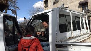 Sokak ortasında eşiyle tartıştı, müdahale edilince olay yerinden uzaklaştı