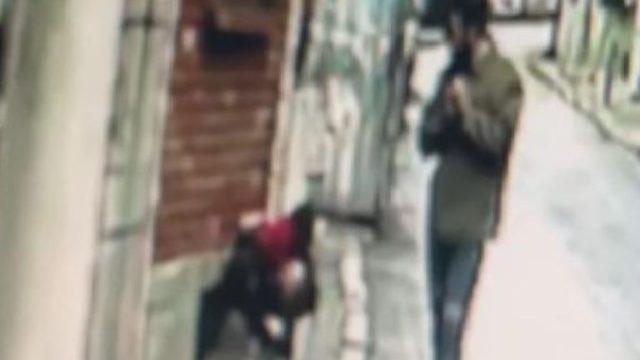 Gündüz vakti hayrete düşüren olay: Binaya tırmanarak girdi, hırsızlık yaptı!