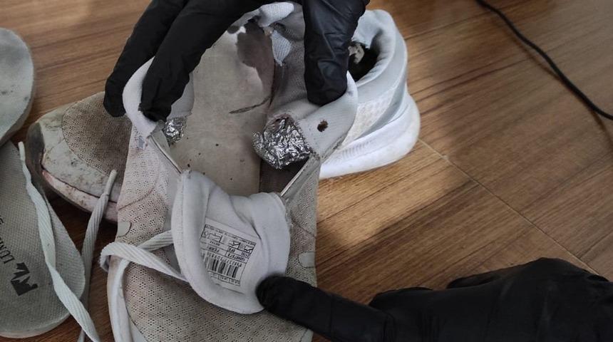 Uyuşturucuyu ayakkabısına saklamış