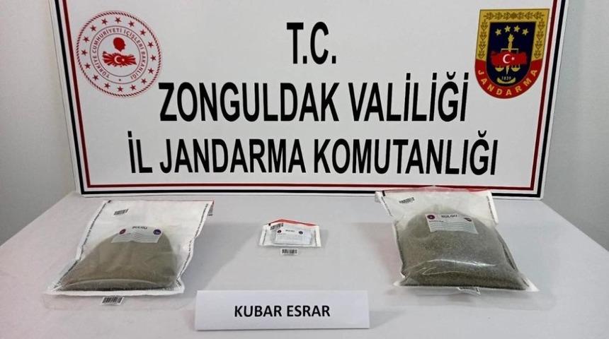 Alaplı&rsquo;da 1 kilo 200 gram kubar esrar ele ge&ccedil;irildi