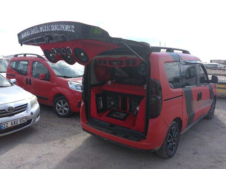 Denetlemeye takılan aracın ses sistemi polisi şaşkına çevirdi G1