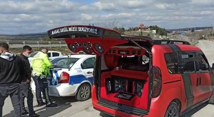 Denetlemeye takılan aracın ses sistemi polisi şaşkına çevirdi G3