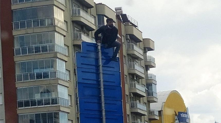 Trafik tabelasına &ccedil;ıkıp, aşağı atlamaya &ccedil;alıştı
