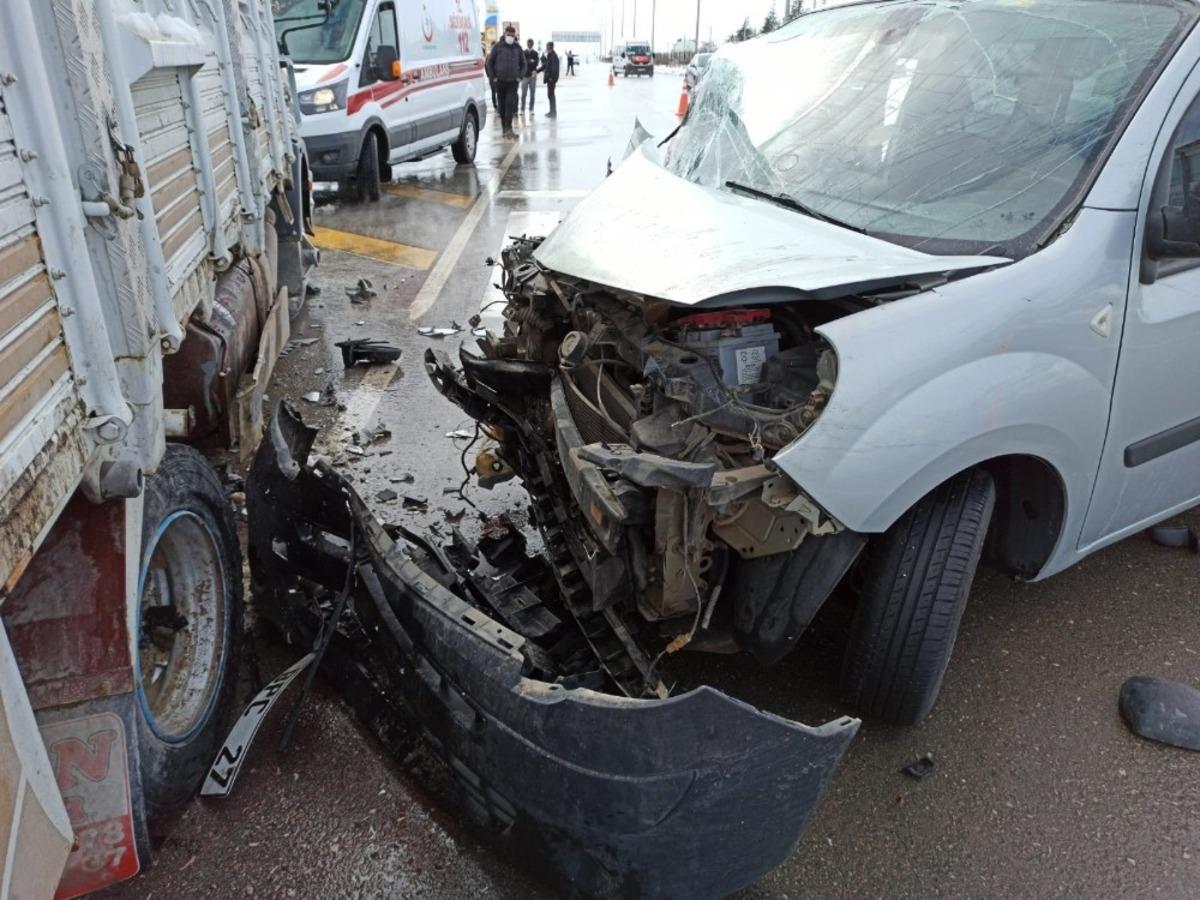 Aksaray&rsquo;da hafif ticari ara&ccedil;la kamyonet &ccedil;arpıştı: 3 yaralı