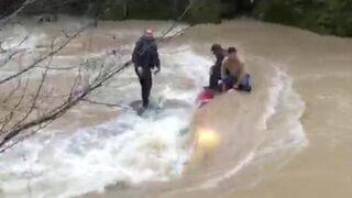 Derede can pazarı! Araçtaki 3 genç vatandaşların yardımıyla kurtarıldı