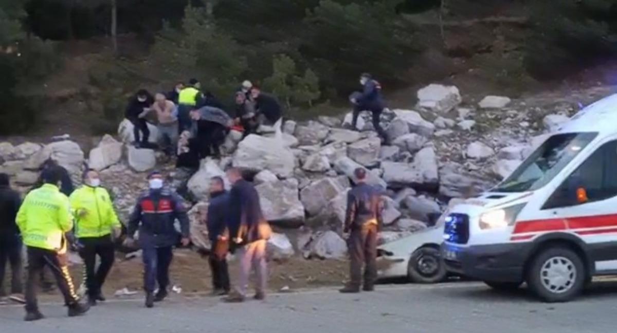 Yoldan &ccedil;ıkan otomobil kayalıklara &ccedil;arptı: 1 &ouml;l&uuml;, 1 yaralı