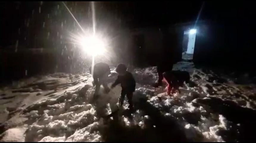 Antalya’da 6 yıl aradan sonra yağan kar sevinci