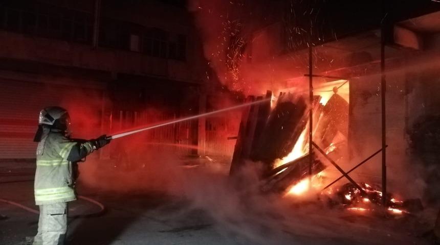 İzmir’de mobilya atölyesinde korkutan yangın