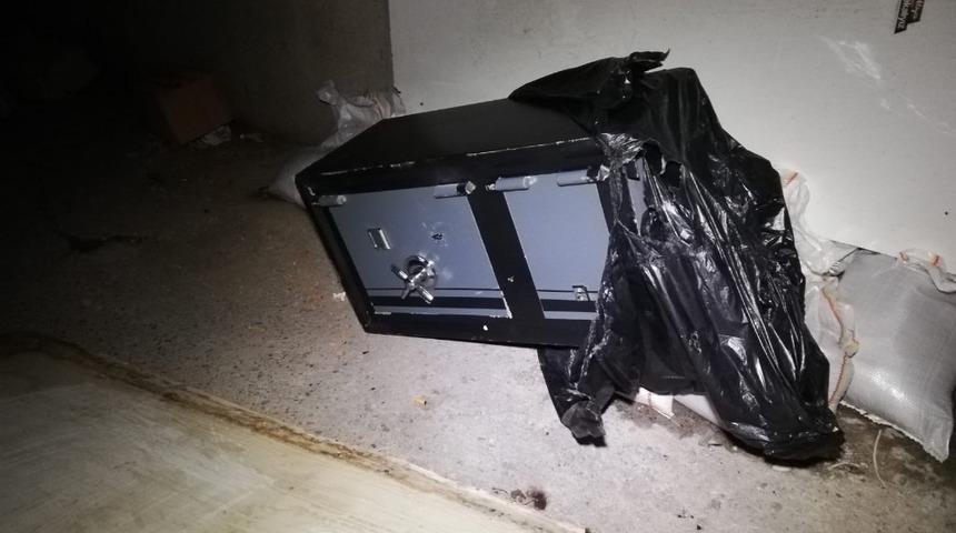 İzmir’de ilginç olay! Sokak ortasında çelik kasa bulundu