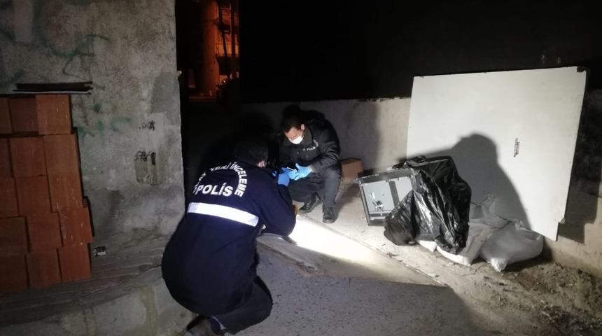 İzmir&rsquo;de sokak ortasında &ccedil;elik kasa bulundu