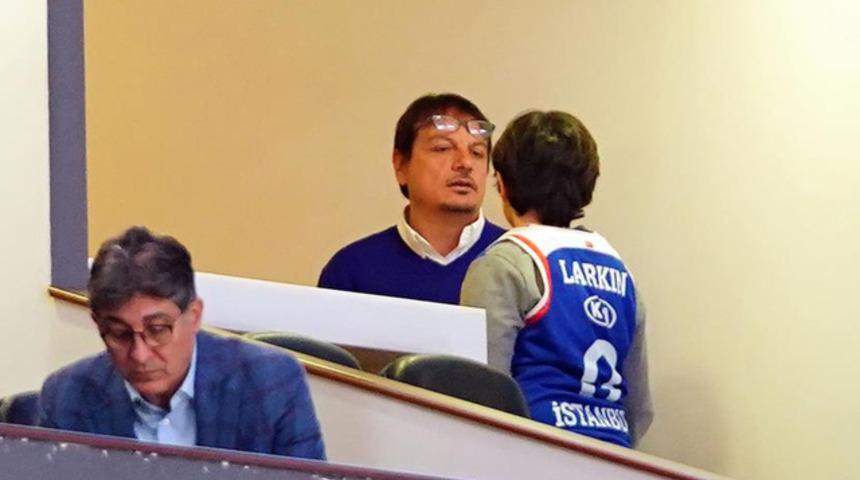  Ergin Ataman maçı locadan takip etti