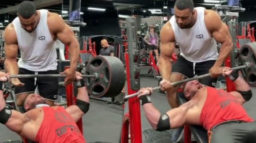 Tüyler ürperten korkunç anlar! Ağırlık indirirken göğüs kasları yerinden fırladı