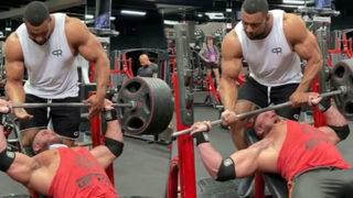 Tüyler ürperten korkunç anlar! Ağırlık indirirken göğüs kasları yerinden fırladı