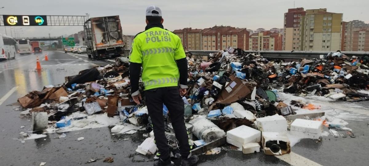 Kuzey Marmara Otoyolu&rsquo;nda seyir halindeki kargo kamyonu yanarak kullanılamaz hale geldi