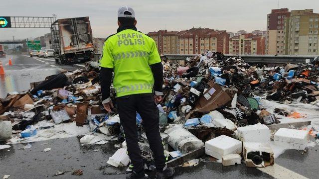 Kuzey Marmara Otoyolu’nda seyir halindeki kargo kamyonu yanarak kullanılamaz hale geldi