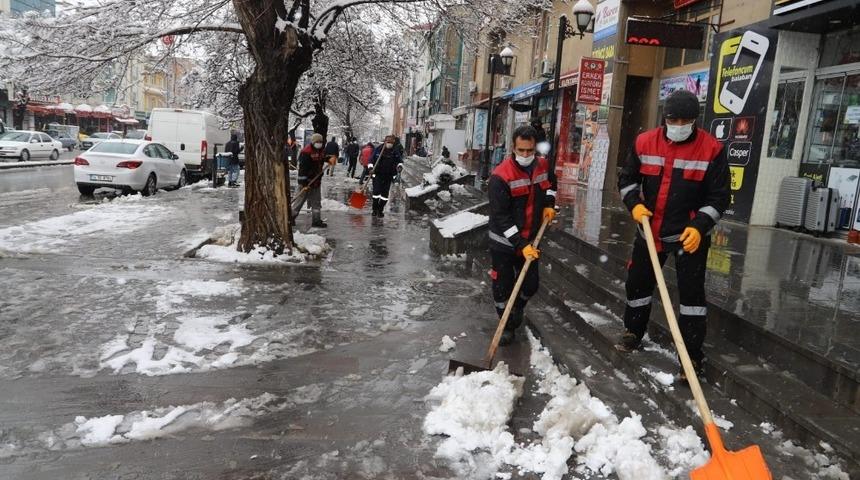 Belediyeden karla m&uuml;cadele &ccedil;alışması