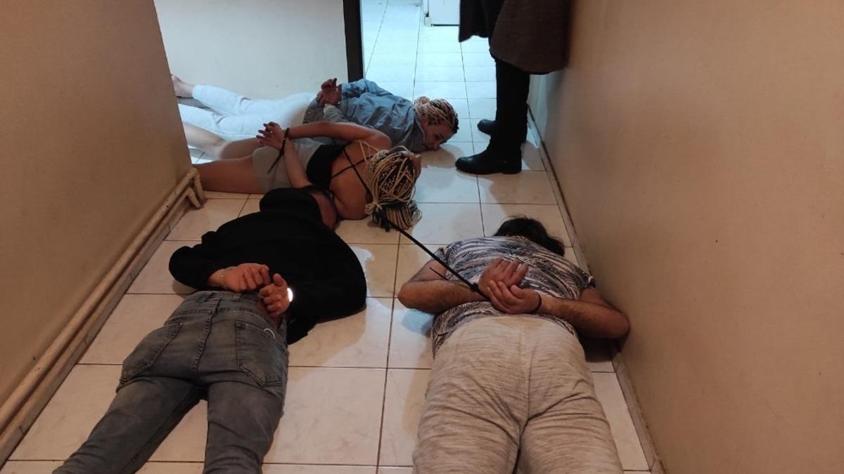 Ankara&rsquo;da eve &ccedil;ağırdıkları kişileri gasp eden &ccedil;eteye &ldquo;Yarasa Kız&rdquo; operasyonu: 115 g&ouml;zaltı