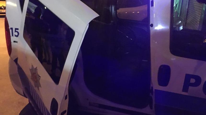 Tekmeyle polis otosunun sürgülü kapısını yerinden çıkardı
