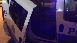Tekmeyle polis otosunun sürgülü kapısını yerinden çıkardı
