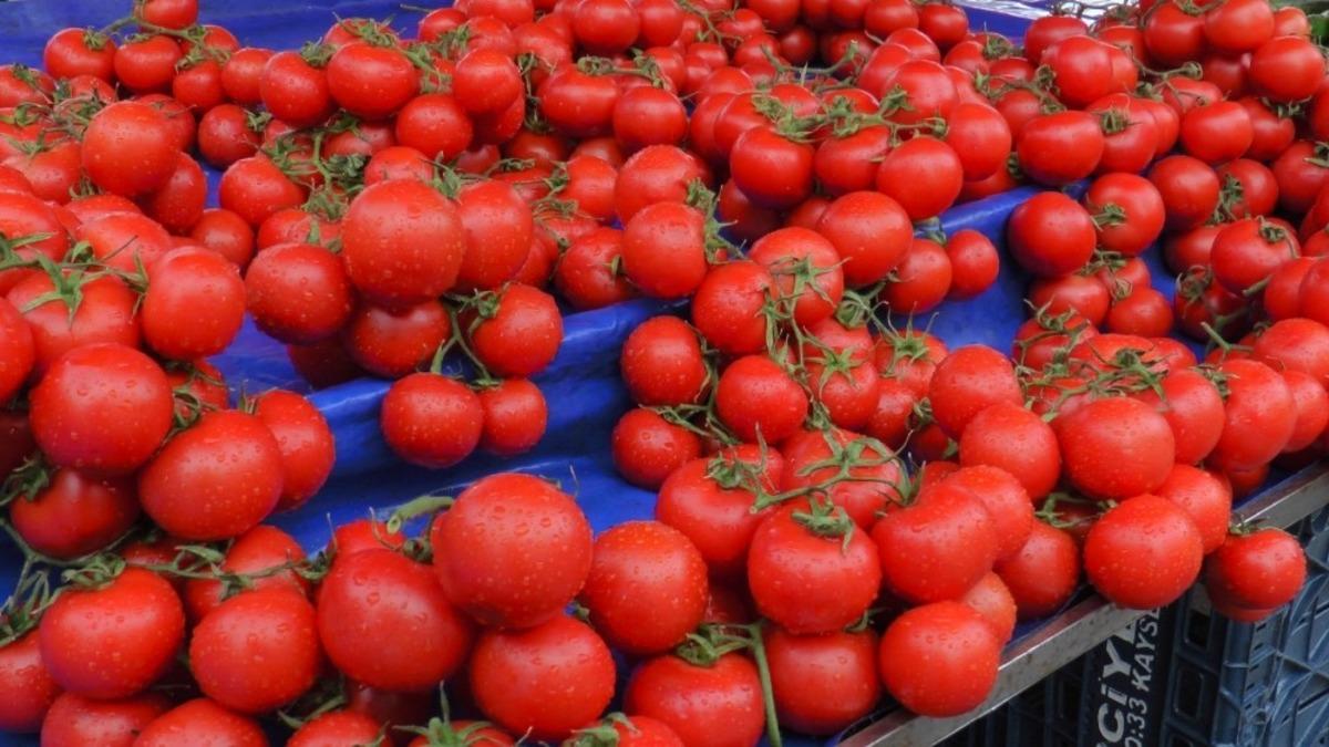 Semt pazarlarında sosyal mesafe kuralları en &uuml;st seviyede uygulanıyor