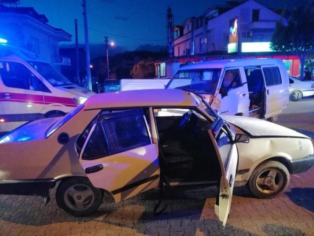 Fethiye&rsquo;de otomobille kamyonet &ccedil;arpıştı: 5 kişi yaralandı