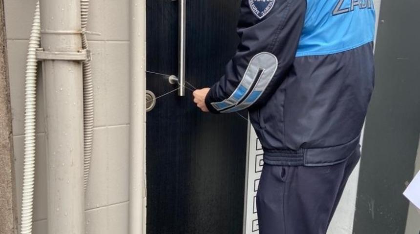 İzinsiz broş&uuml;r dağıtan iş yeri kapatıldı