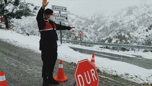 Kar nedeniyle yol kapanınca hayvanların imdadına jandarma yetişti