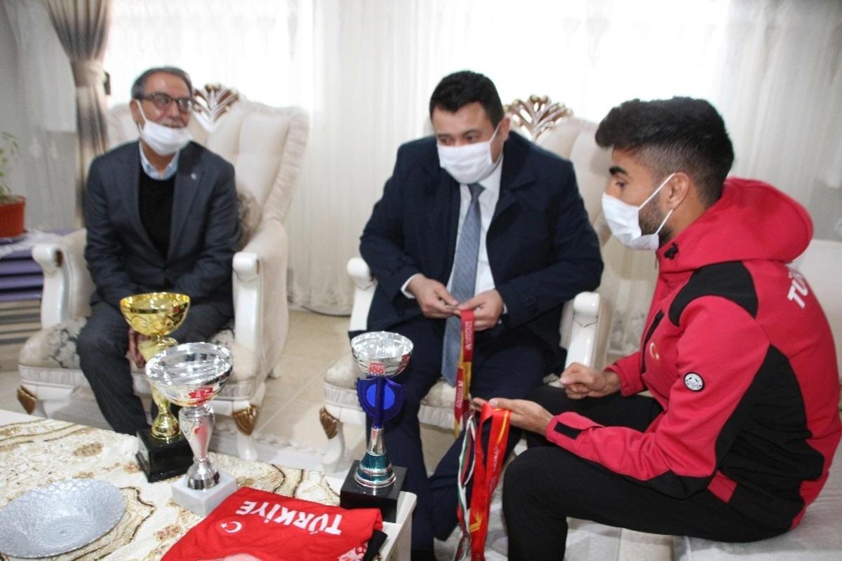 Kaymakam Avcı, Milli Atlet Sezgin Ata&ccedil;&rsquo;ı ziyaret etti