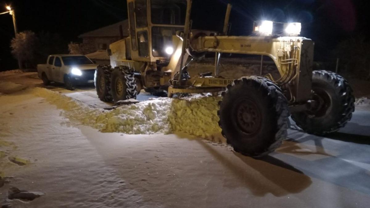 Aydın B&uuml;y&uuml;kşehir Belediyesi yolları a&ccedil;ık tutmak i&ccedil;in gece mesaisi yaptı
