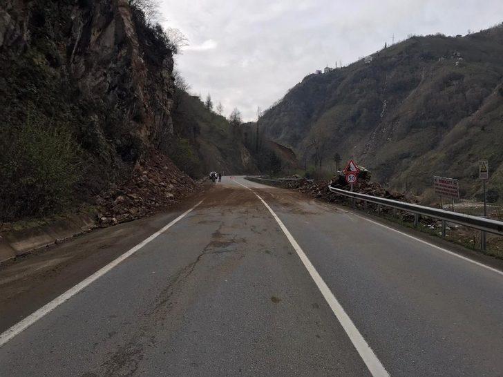 Tirebolu-Doğankent karayolunda heyelan G2