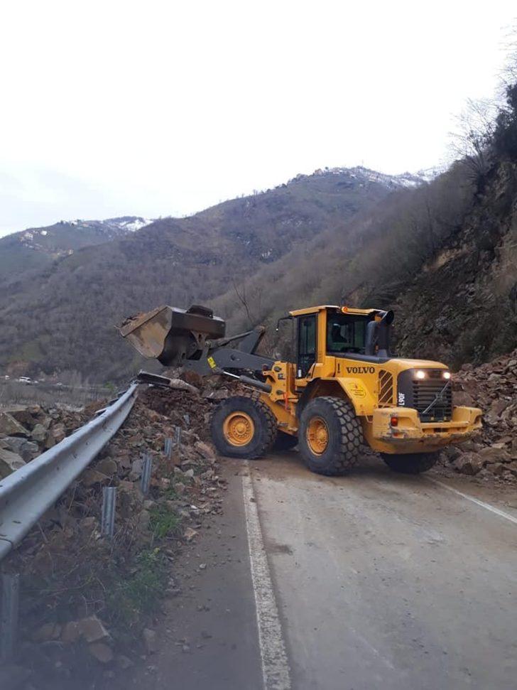 Tirebolu-Doğankent karayolunda heyelan G3