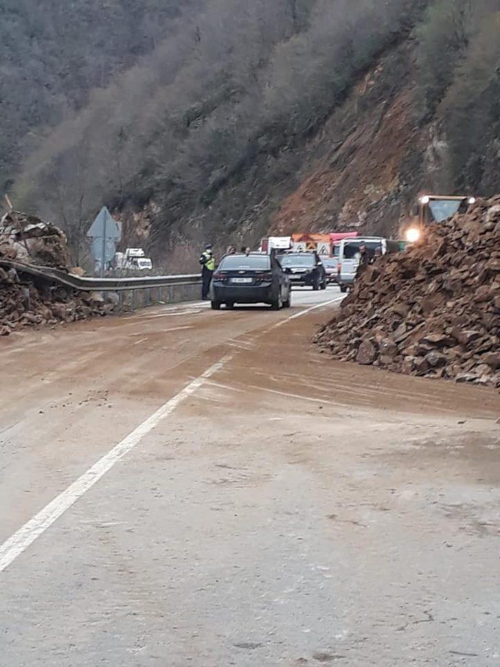 Tirebolu-Doğankent karayolunda heyelan G4