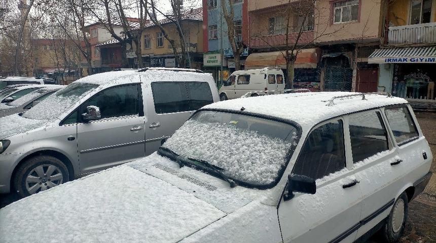 G&ouml;lbaşı&rsquo;nda kar yağışı başladı