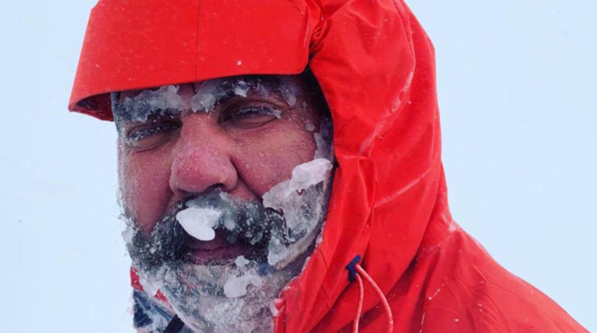Cehennemi yaşadılar! Sakalları, bıyıkları donan dağcılar buz adama döndü