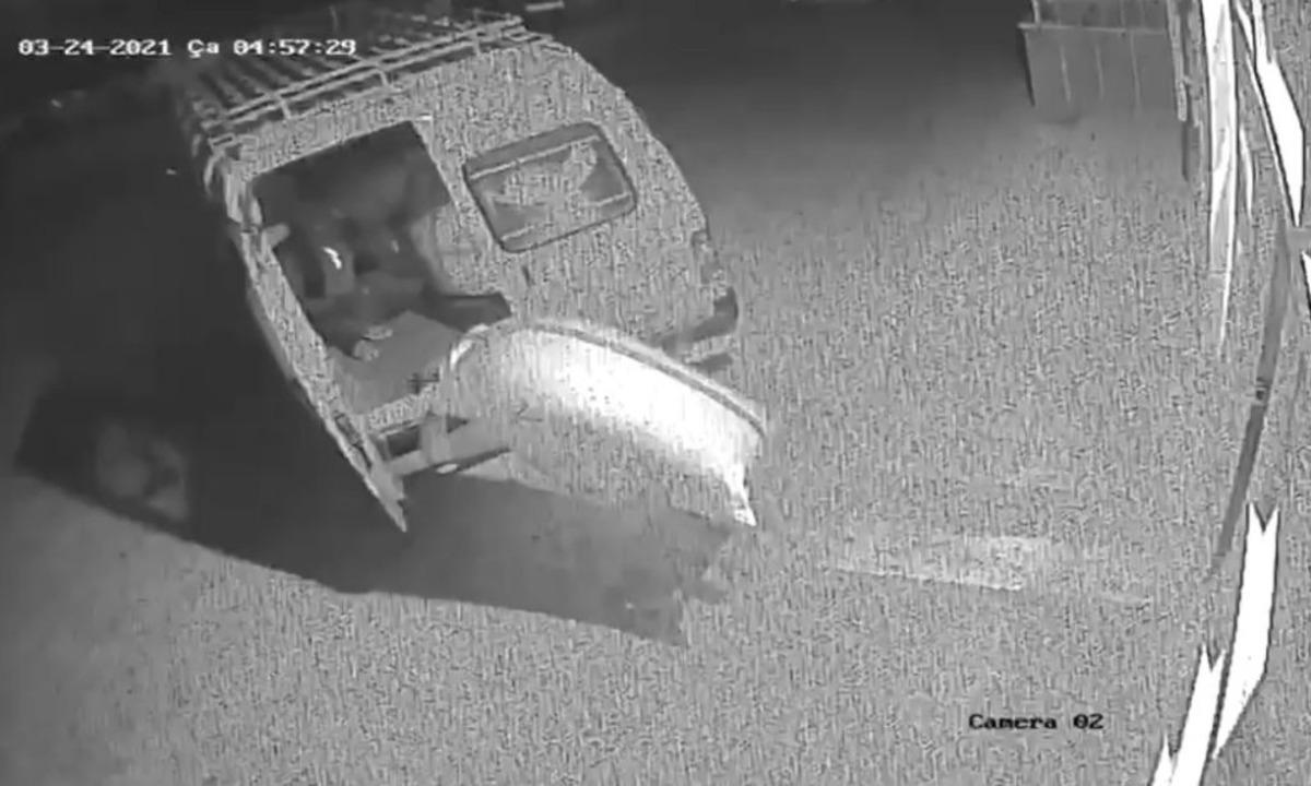 Fıstık hırsızları kameraya yakalandı