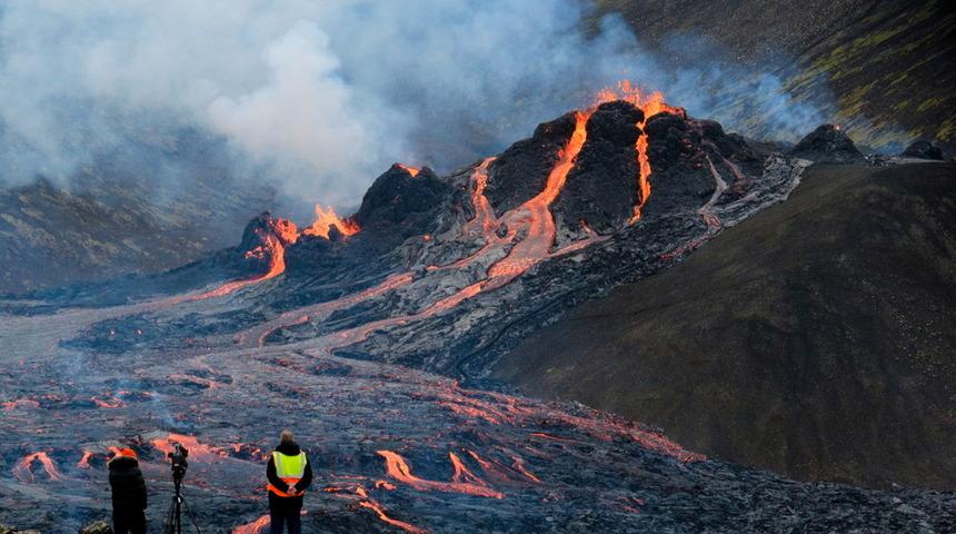 İzlanda'da lavlar üzerinde mangal keyfi!