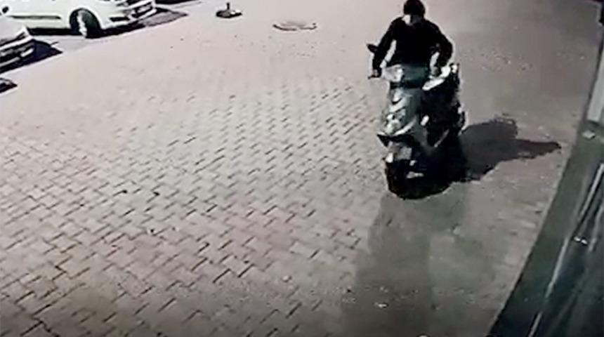 Direksiyon kilidini kırdığı motosikleti iterek g&ouml;t&uuml;rd&uuml;