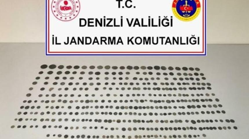 Ş&uuml;phe &uuml;zerine durdurulan ara&ccedil;tan onlarca tarihi eser &ccedil;ıktı