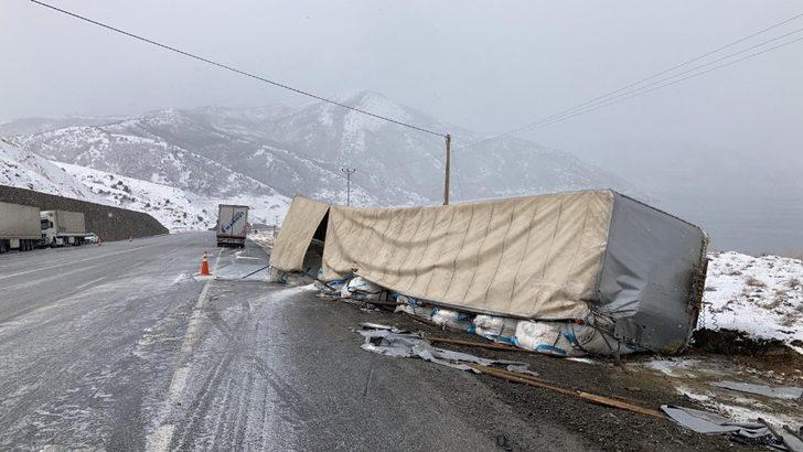 Virajı alamayan tır istinat duvarına çarptı: 1 yaralı G2