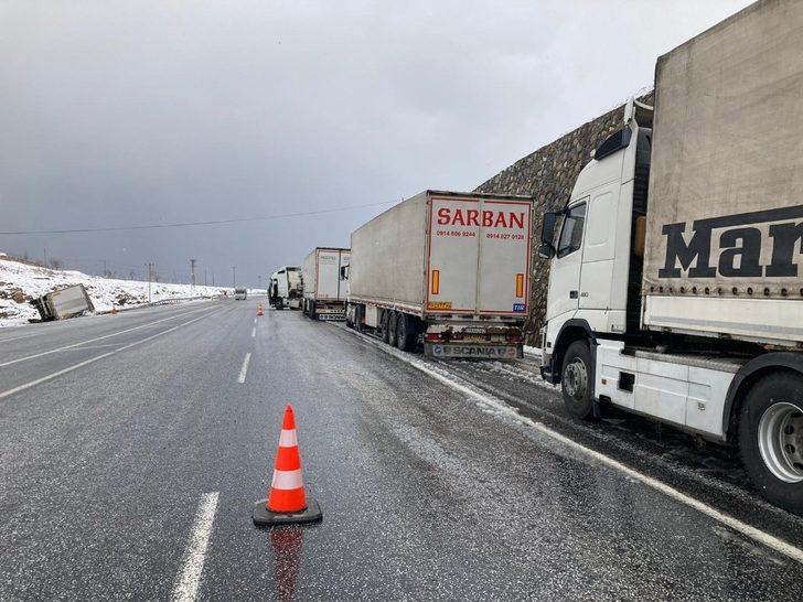 Virajı alamayan tır istinat duvarına çarptı: 1 yaralı G4