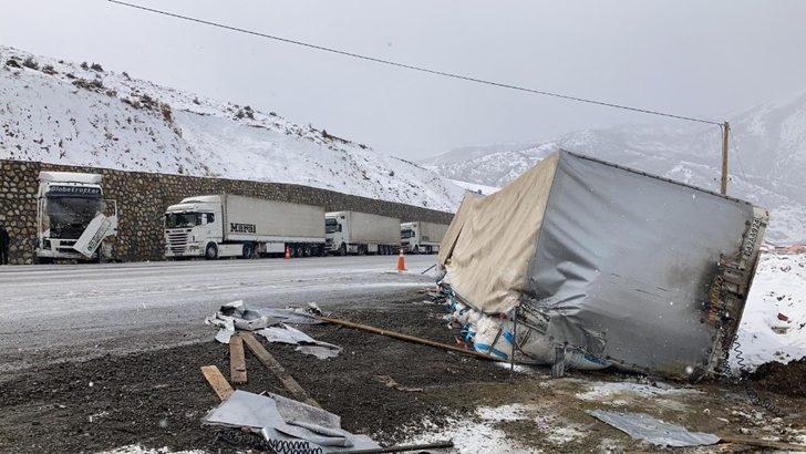 Virajı alamayan tır istinat duvarına çarptı: 1 yaralı G5