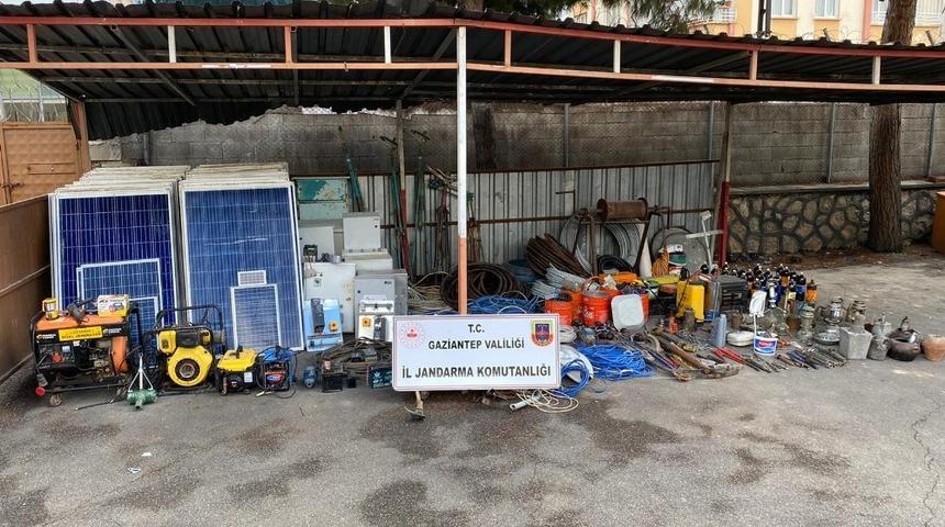 Tarım arazilerinden g&uuml;neş panellerini &ccedil;alan &ccedil;eteyi JASAT &ccedil;&ouml;kertti