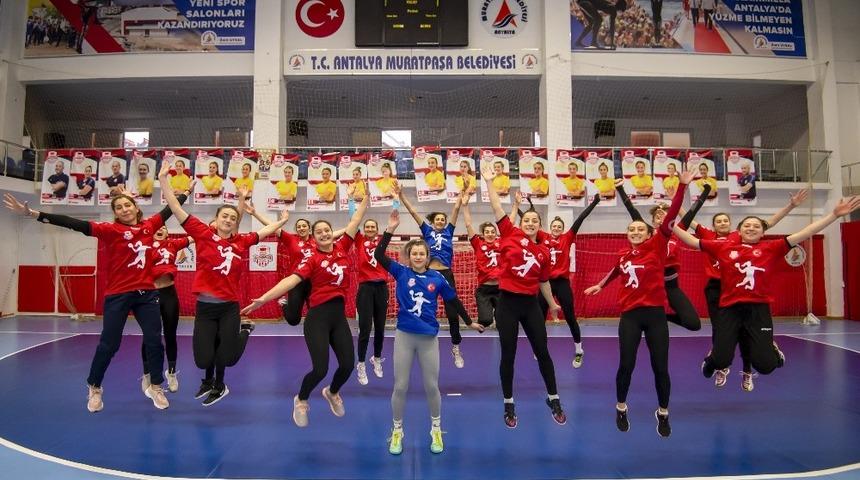 Kaptan dümene geçiyor