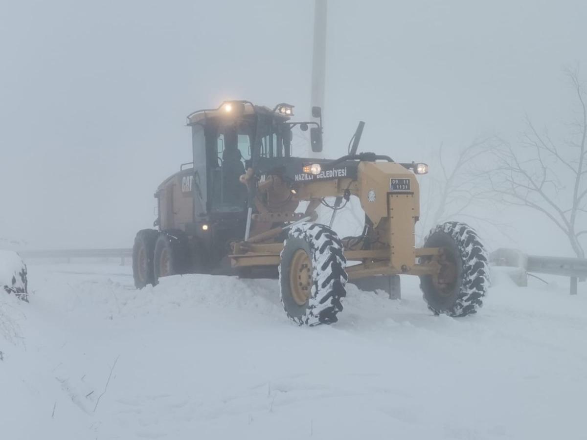 Nazilli Belediyesi karla m&uuml;cadeleye devam ediyor