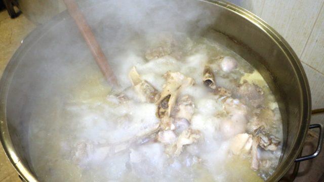 Kemikler 24 saat kaynar kazanda kaynatılıyor! Görenler, duyanlar sipariş yağdırıyor