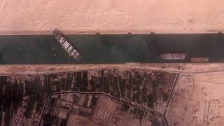 Dünya ticaret trafiğini kilitleyen gemide son durum!